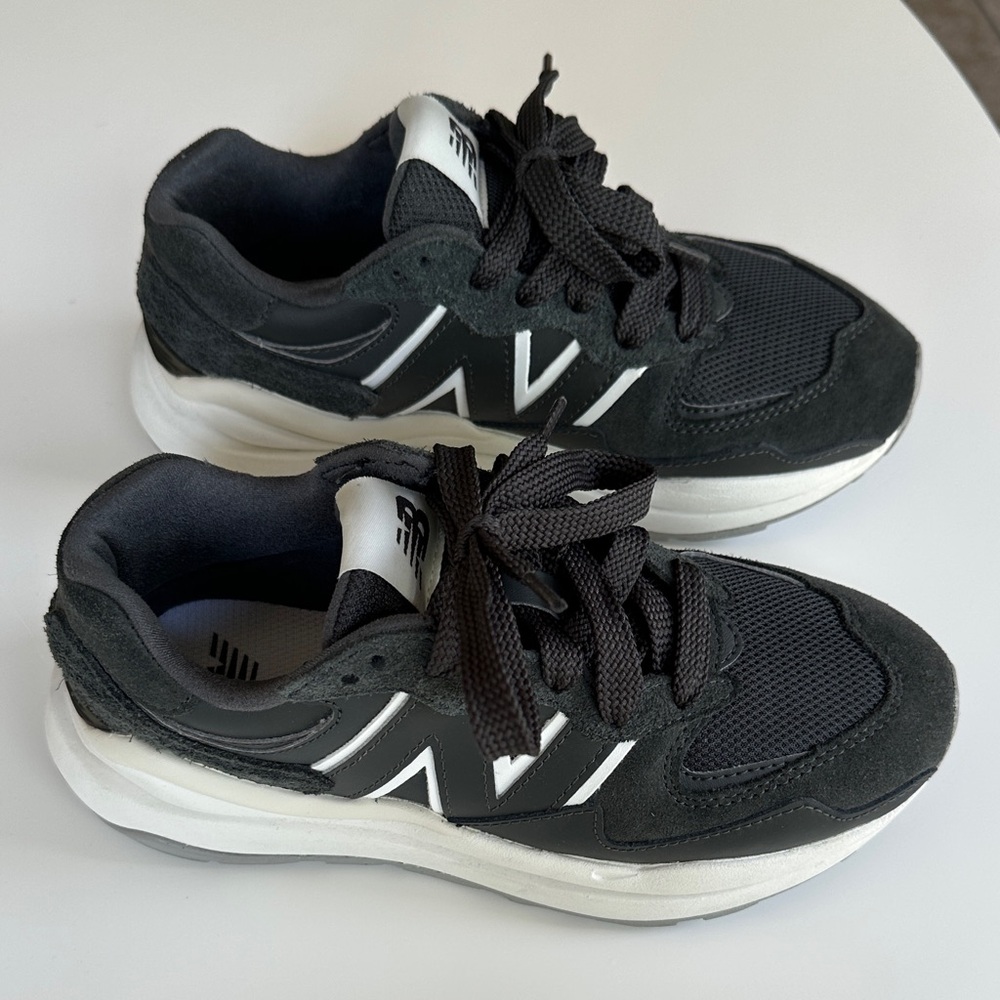 New Balance 5740 women's Black and White Sneakers